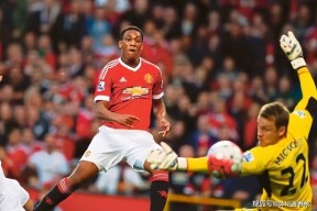 关于集结日曼联主帅复盘里昂再遭质疑备战欧超杯，比利亚雷亚尔集结日状态回暖看傻球迷的信息